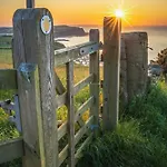 Bed & Breakfast Captain's Rest - Kingsize - Sea Front Not Sea View