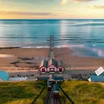 Bed & Breakfast Captain's Rest - Kingsize - Sea Front Not Sea View Saltburn-by-the-Sea