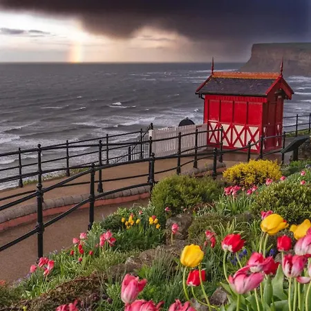 Captain's Rest - Kingsize - Sea Front Not Sea View 3* Saltburn-by-the-Sea
